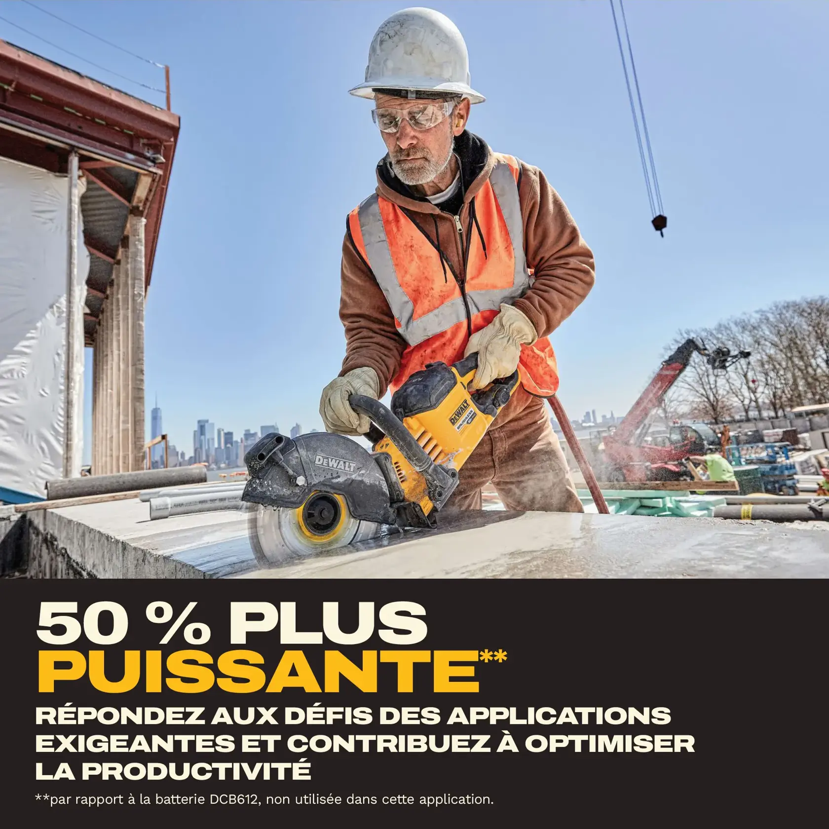 Ouvrier utilisant une scie DEWALT sur chantier, mettant en avant 50 % de puissance en plus pour les tâches exigeantes.