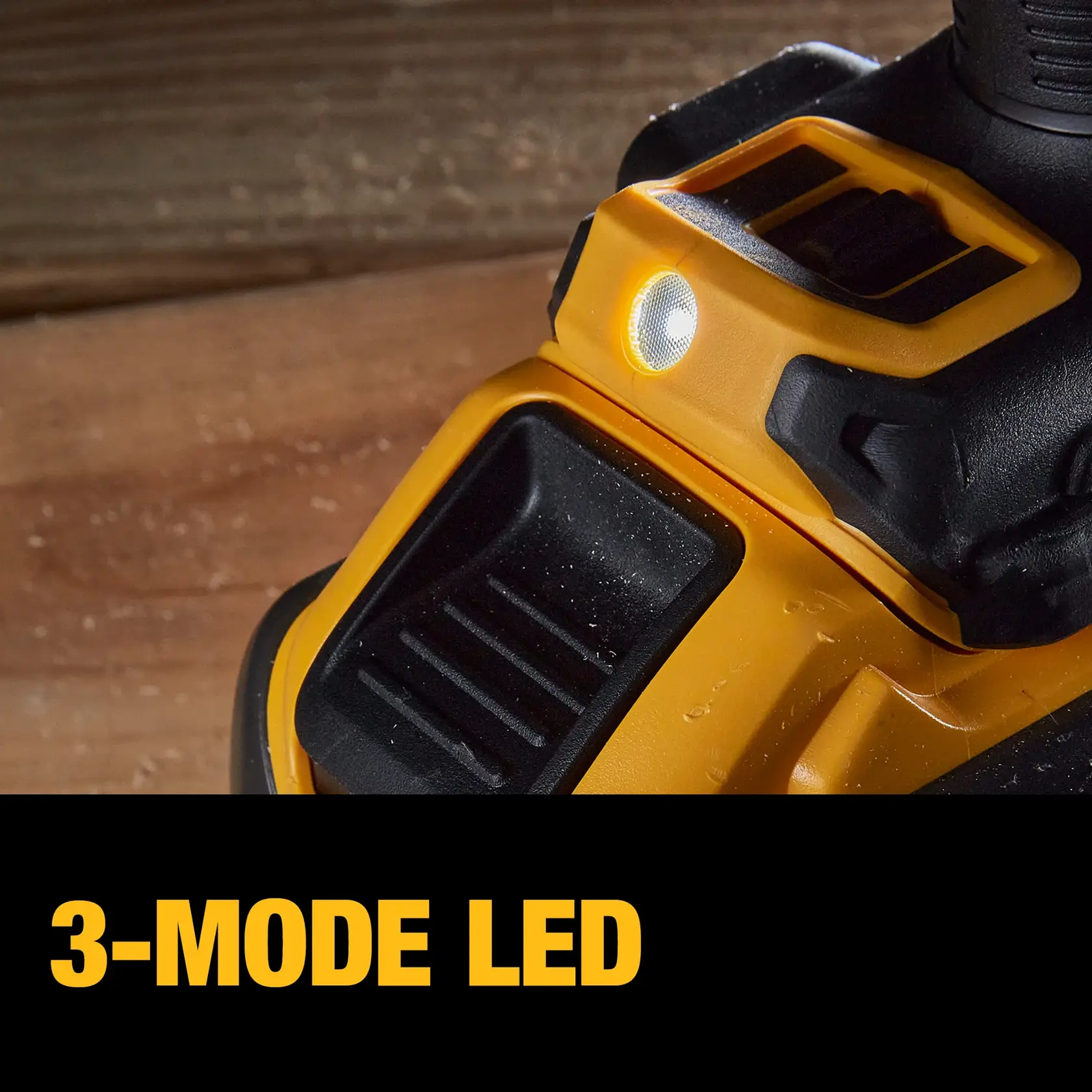 Un kit d'outils électriques DEWALT DCD999T1 comprenant un sac de transport jaune et noir, une perceuse sans fil 20V brushless avec batterie et poignée latérale, et un chargeur de batterie, tous portant les logos DEWALT.