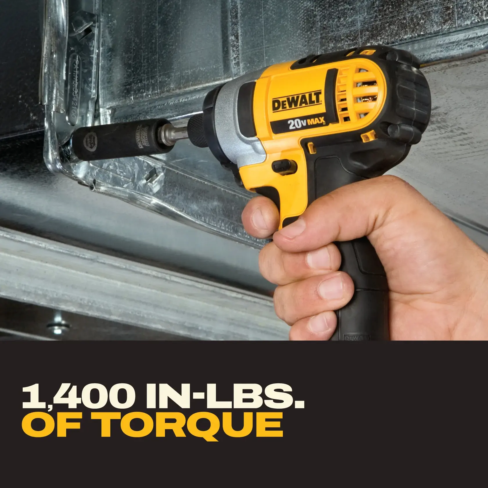 Kit d'outils électriques sans fil DEWALT 20V Max comprenant une perceuse, un tournevis à chocs, un chargeur de batterie, deux batteries lithium-ion et un sac de transport noir et jaune.