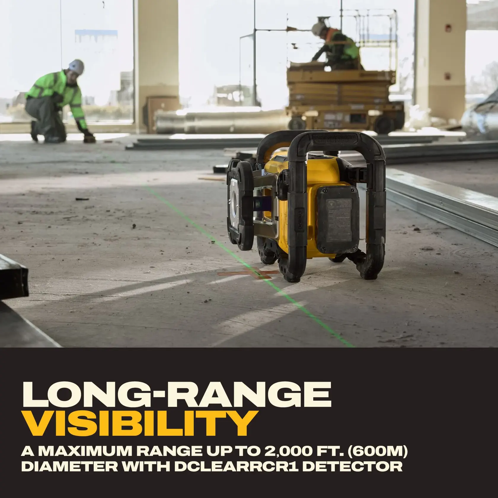 Un outil laser DEWALT est posé sur le sol d’un chantier, projetant une ligne verte visible à travers la pièce. Deux travailleurs de la construction sont visibles à l’arrière-plan, l’un agenouillé et l’autre sur un équipement en hauteur. Le texte indique « VISIBILITÉ À LONGUE PORTÉE » et précise une portée maximale jusqu’à 2 000 pieds (600 mètres) de diamètre avec le détecteur DCLEARCR1.