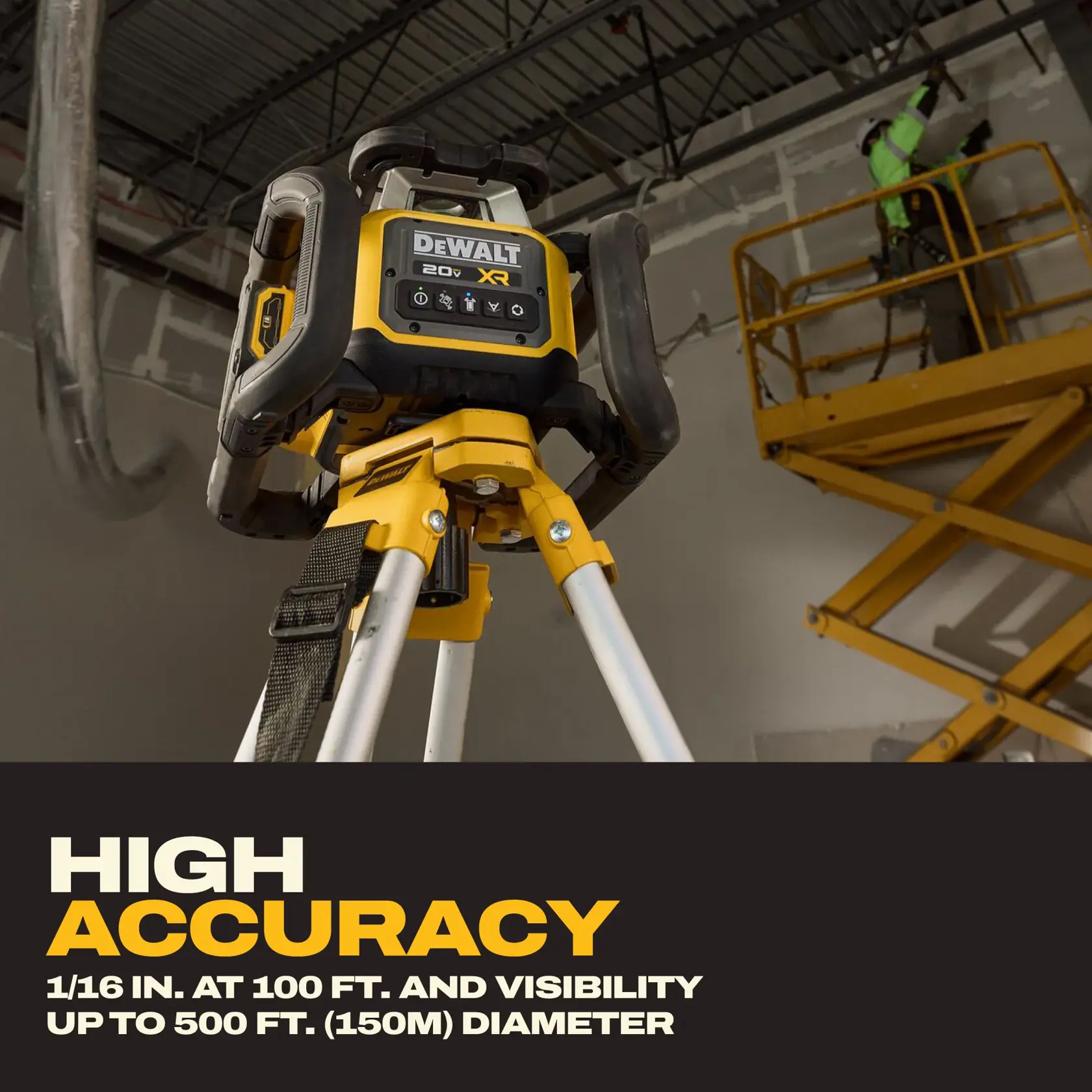 Un niveau laser DEWALT 20V XR monté sur un trépied est présenté dans un environnement de chantier intérieur. Un ouvrier se trouve sur une nacelle jaune en arrière-plan. Le texte de l'image met en avant la haute précision du produit : 1/16 pouce à 100 pieds et une visibilité jusqu'à 500 pieds (150 mètres) de diamètre.