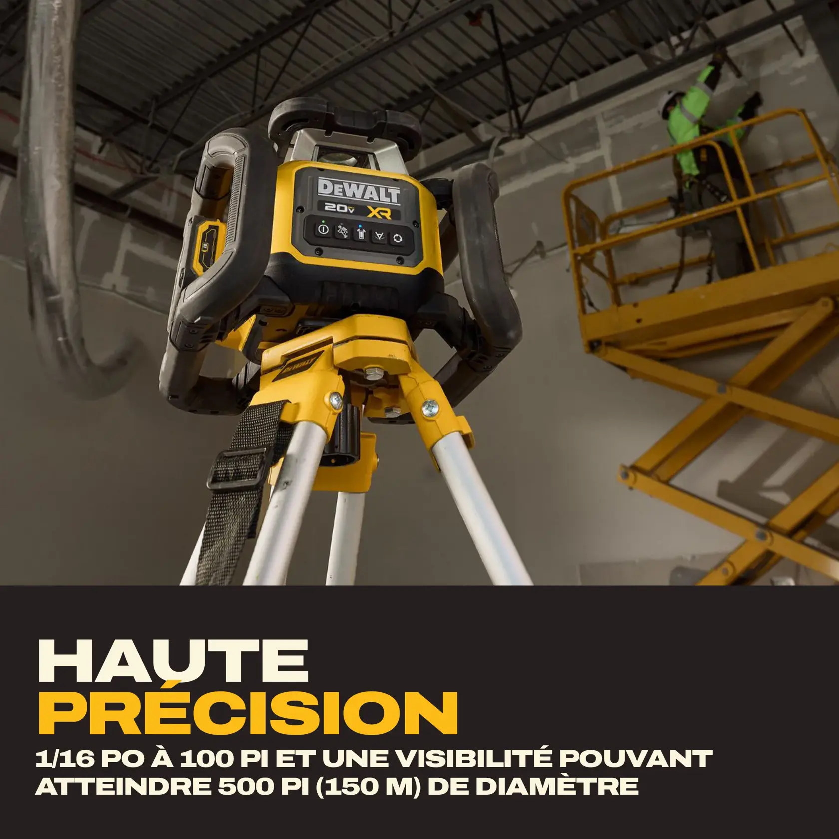 Un niveau laser DEWALT 20V XR est monté sur un trépied dans un environnement de construction. Le niveau laser est en avant-plan tandis qu'un travailleur opère sur une nacelle élévatrice jaune en arrière-plan. Le texte met en avant la grande précision du produit, avec 1/16 pouce à 100 pieds et une visibilité jusqu'à 500 pieds (150 mètres) de diamètre.