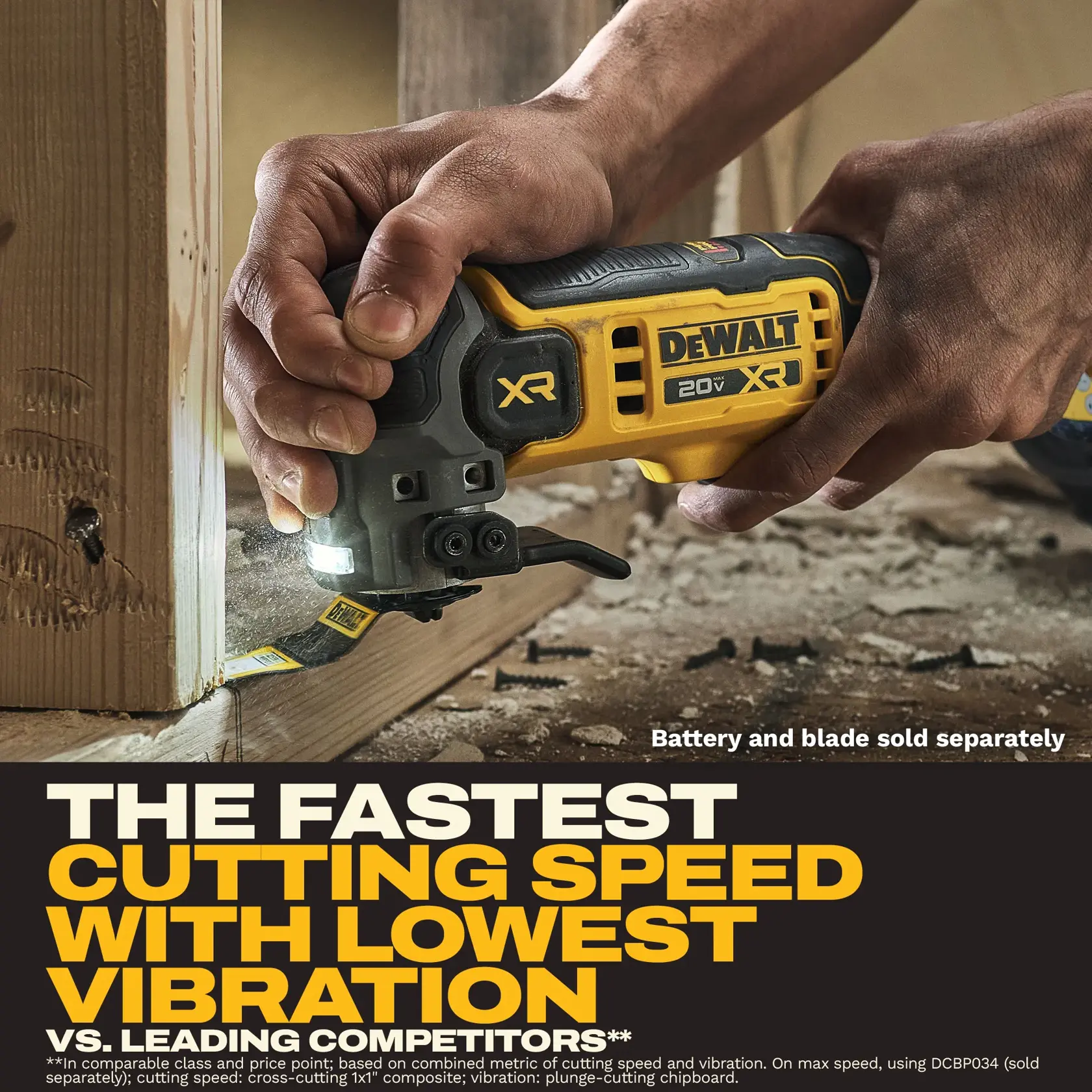 Une personne utilise un multi-outil oscillant DEWALT 20V XR pour couper du bois. L'outil émet une lumière près de la lame, et l'image contient le message « La vitesse de coupe la plus rapide avec la plus faible vibration par rapport aux concurrents principaux ». Il est également indiqué « Batterie et lame vendues séparément ».