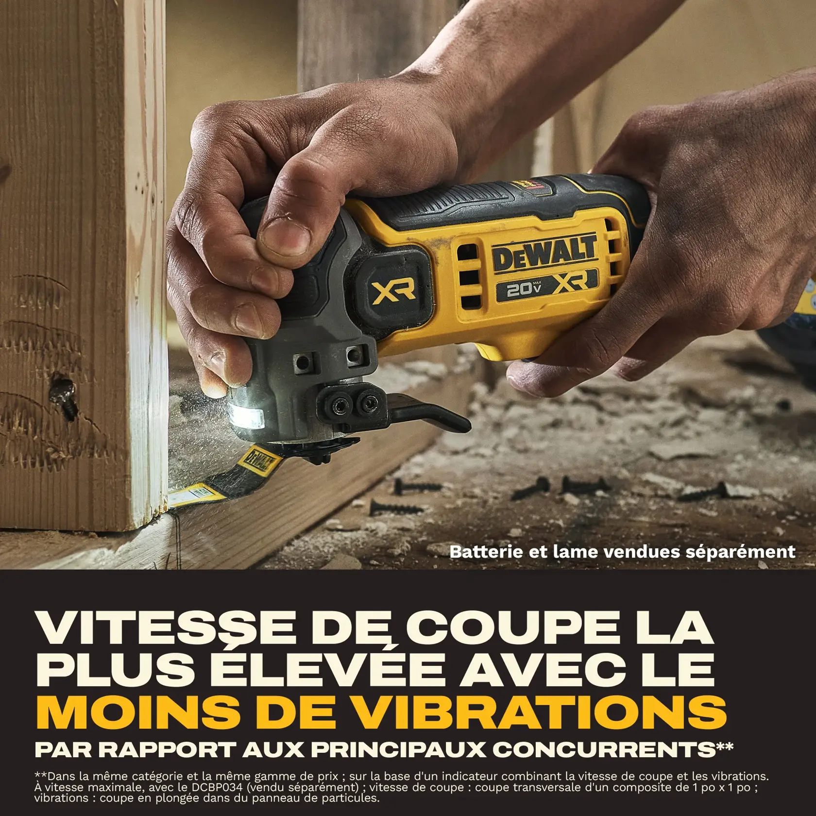 Une personne utilise un multi-outil oscillant DEWALT 20V XR pour couper du bois. L'outil émet une lumière près de la lame, et l'image contient le message « La vitesse de coupe la plus rapide avec la plus faible vibration par rapport aux concurrents principaux ». Il est également indiqué « Batterie et lame vendues séparément ».