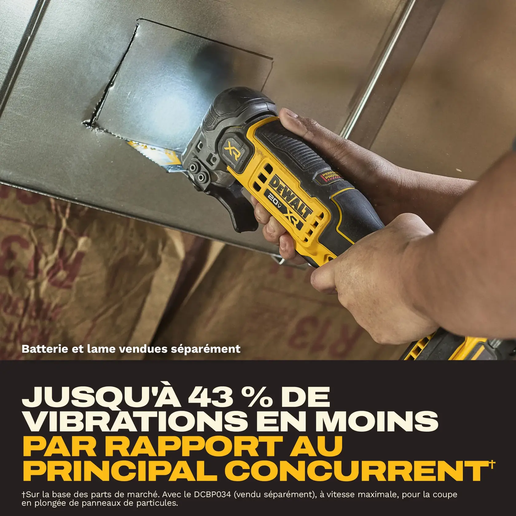 Une personne utilise un outil multifonction oscillant DEWALT 20V XR pour découper un trou rectangulaire dans une plaque métallique. L'outil est jaune et noir. Le texte en dessous indique jusqu'à 43% de vibrations en moins par rapport au principal concurrent. Il est également précisé que la batterie et la lame sont vendues séparément.