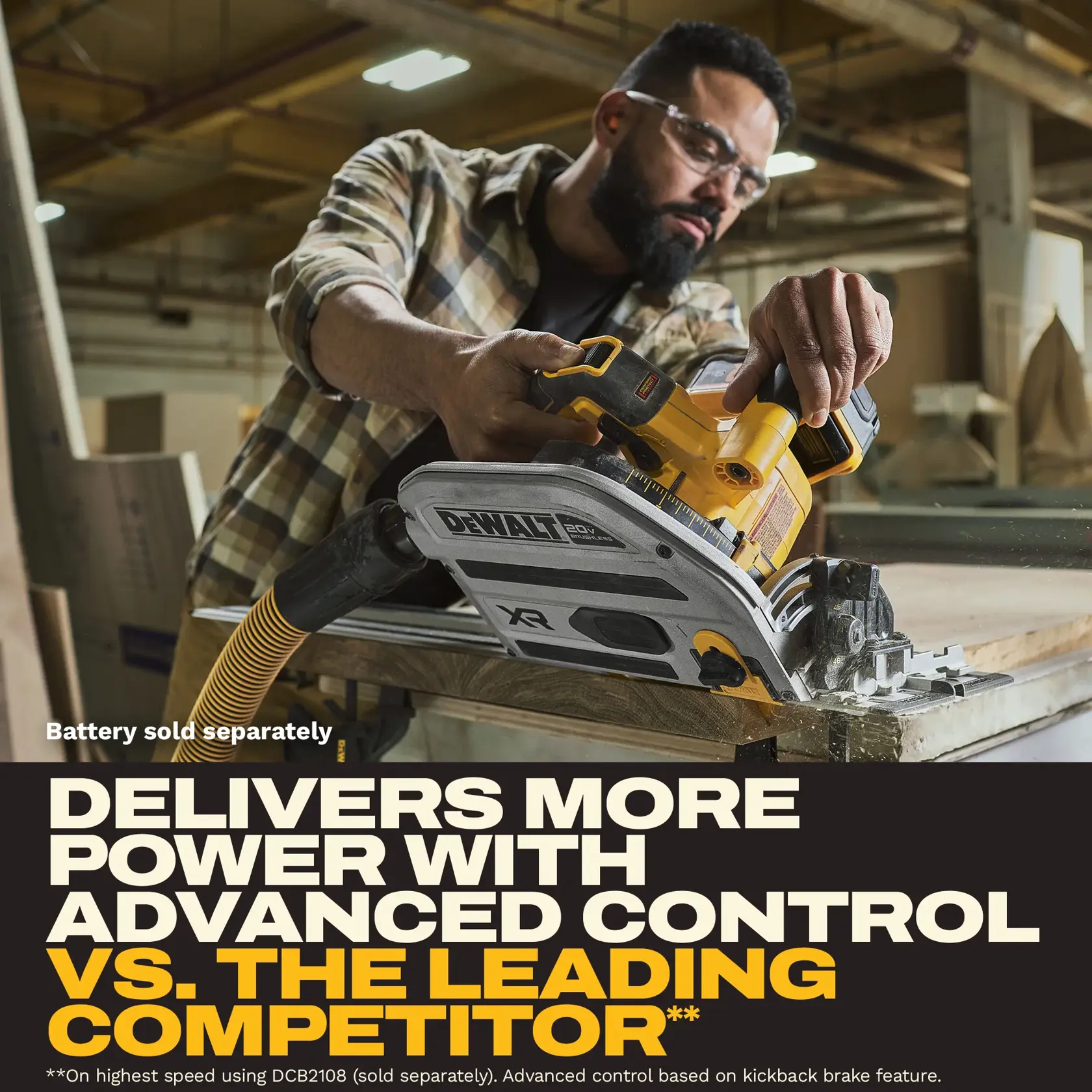Une personne utilise une scie circulaire sans fil DEWALT DCS525ST pour couper du bois dans un atelier. La scie est reliée à un tuyau d’aspirateur et le texte sur l’image met en avant sa puissance et son contrôle avancé par rapport aux concurrents. Le visage de la personne est flouté pour préserver sa confidentialité.