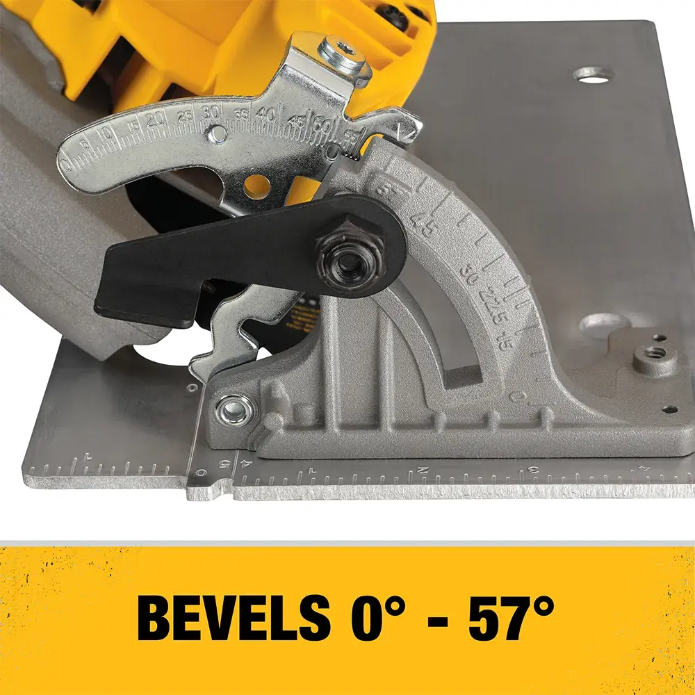 Un ensemble d'outils électriques DEWALT comprenant une scie circulaire sans fil avec une batterie jaune et noire, un sac de transport jaune et noir, et un chargeur de batterie jaune, le tout présenté sur un fond blanc.