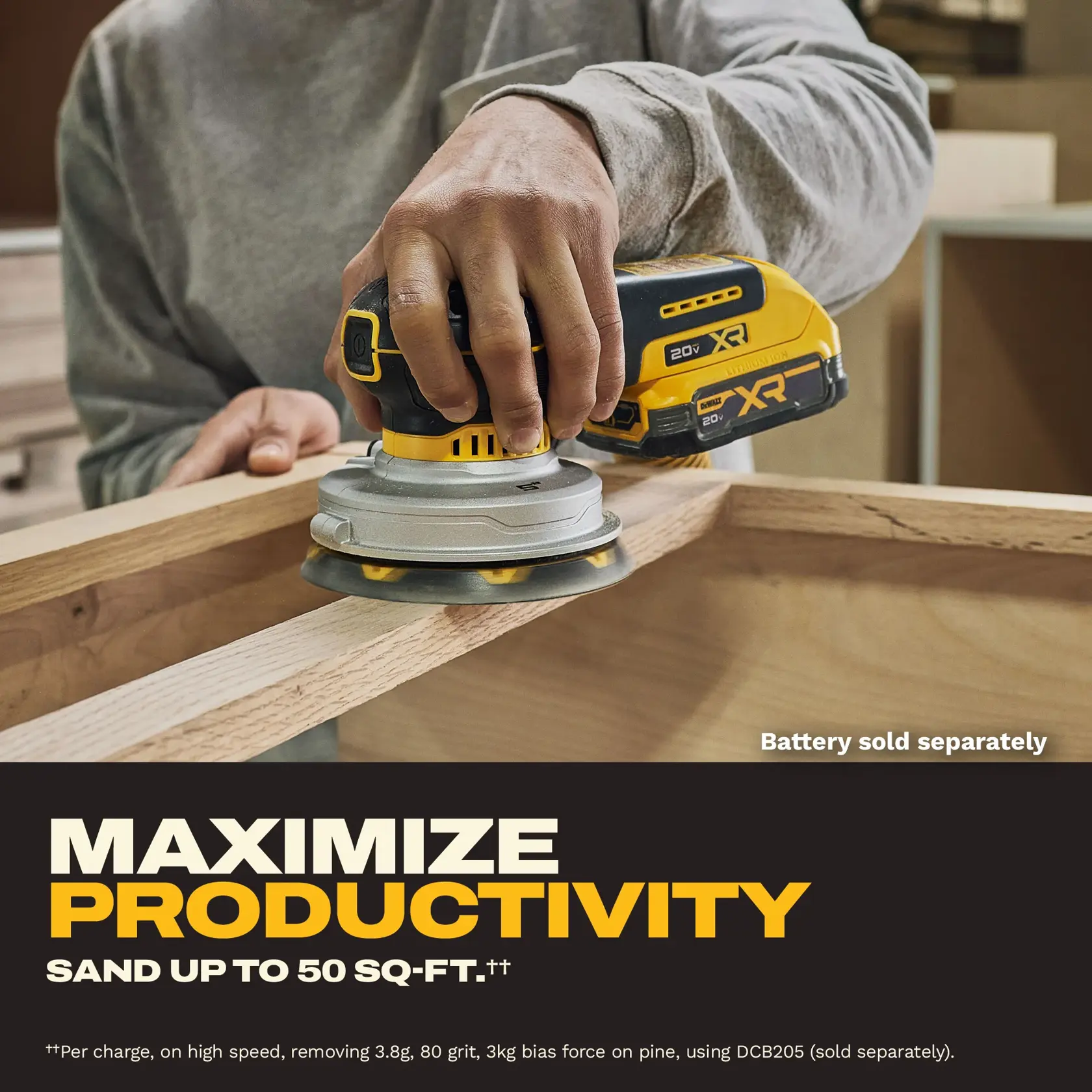 Une personne utilise une ponceuse électrique sans fil DEWALT sur une planche en bois. Le texte sur l'image met en avant « Maximisez la productivité » et indique « Poncez jusqu'à 50 pieds carrés ». La batterie est vendue séparément.