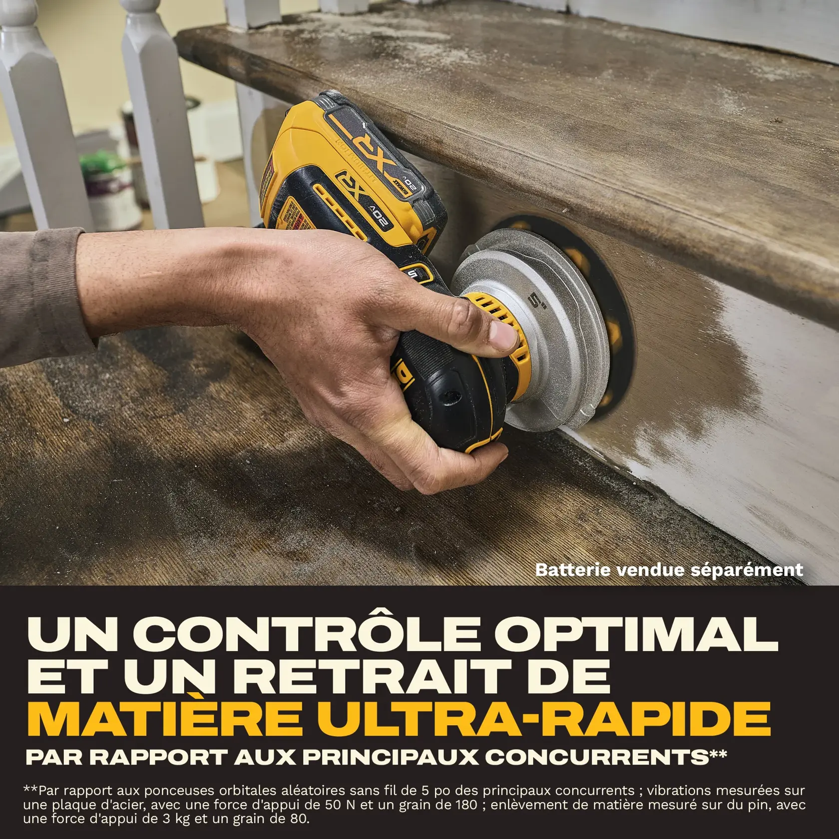 Gros plan d'une personne utilisant une ponceuse orbitale sans fil DEWALT pour poncer une marche en bois. La ponceuse est jaune et noire, et le texte met en avant le meilleur contrôle et le retrait de matériau le plus rapide comparé aux principaux concurrents. La batterie est vendue séparément.