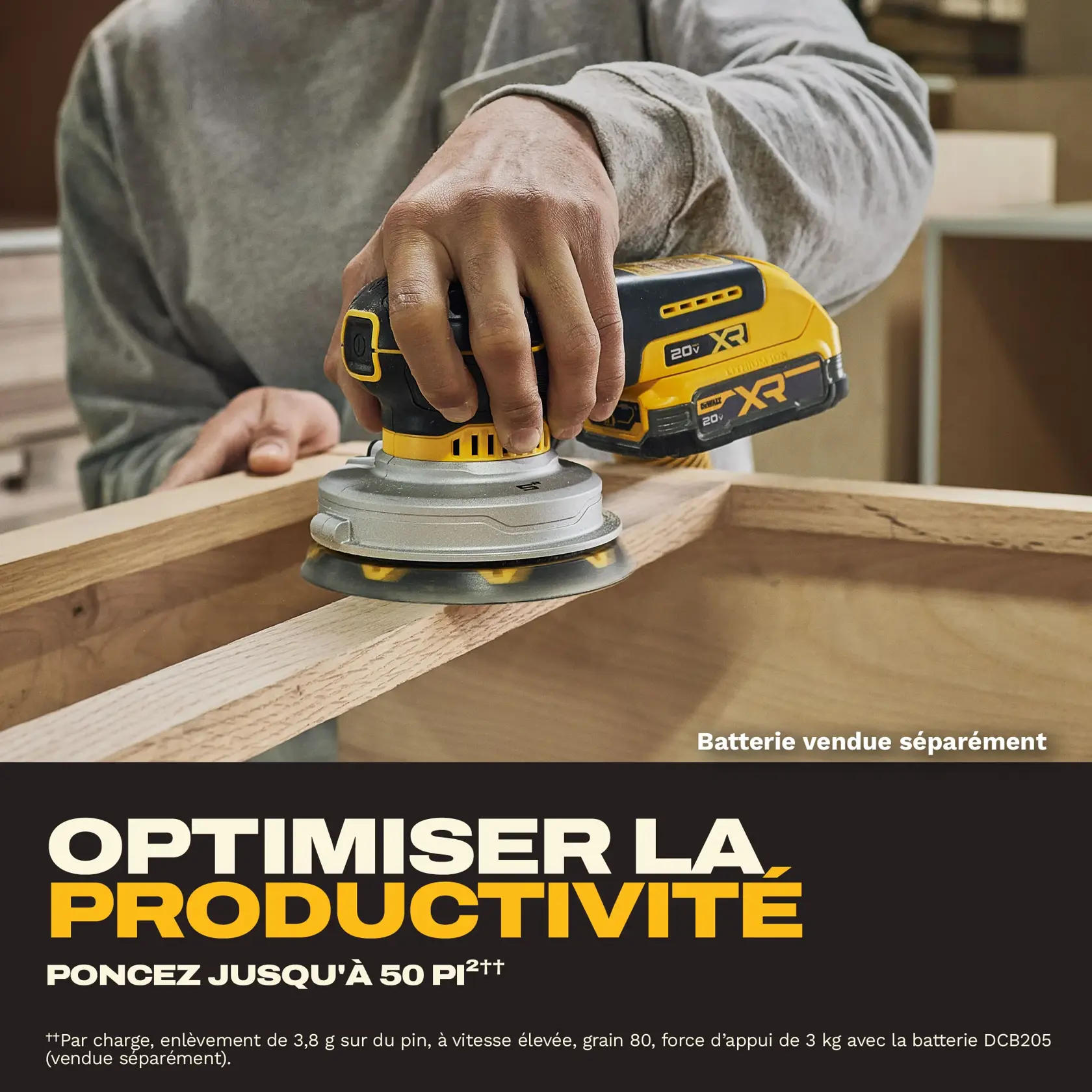 Une personne utilise une ponceuse électrique sans fil DEWALT sur une planche en bois. Le texte sur l'image met en avant « Maximisez la productivité » et indique « Poncez jusqu'à 50 pieds carrés ». La batterie est vendue séparément.
