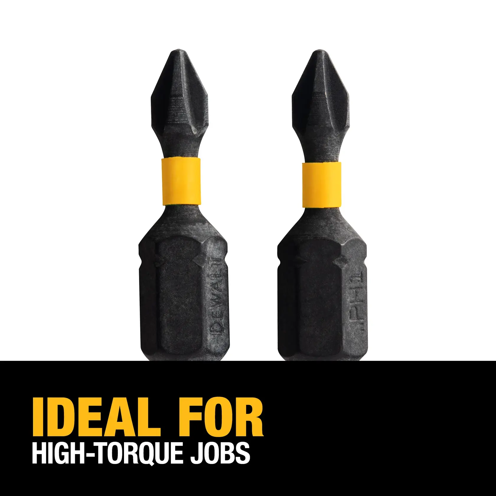 Une perceuse électrique DEWALT avec un embout à vis est utilisée pour enfoncer une vis dans une poutre en bois. La perceuse est tenue par la main d'une personne, et on voit en arrière-plan une partie d'un dispositif métallique fixé sous le bois.