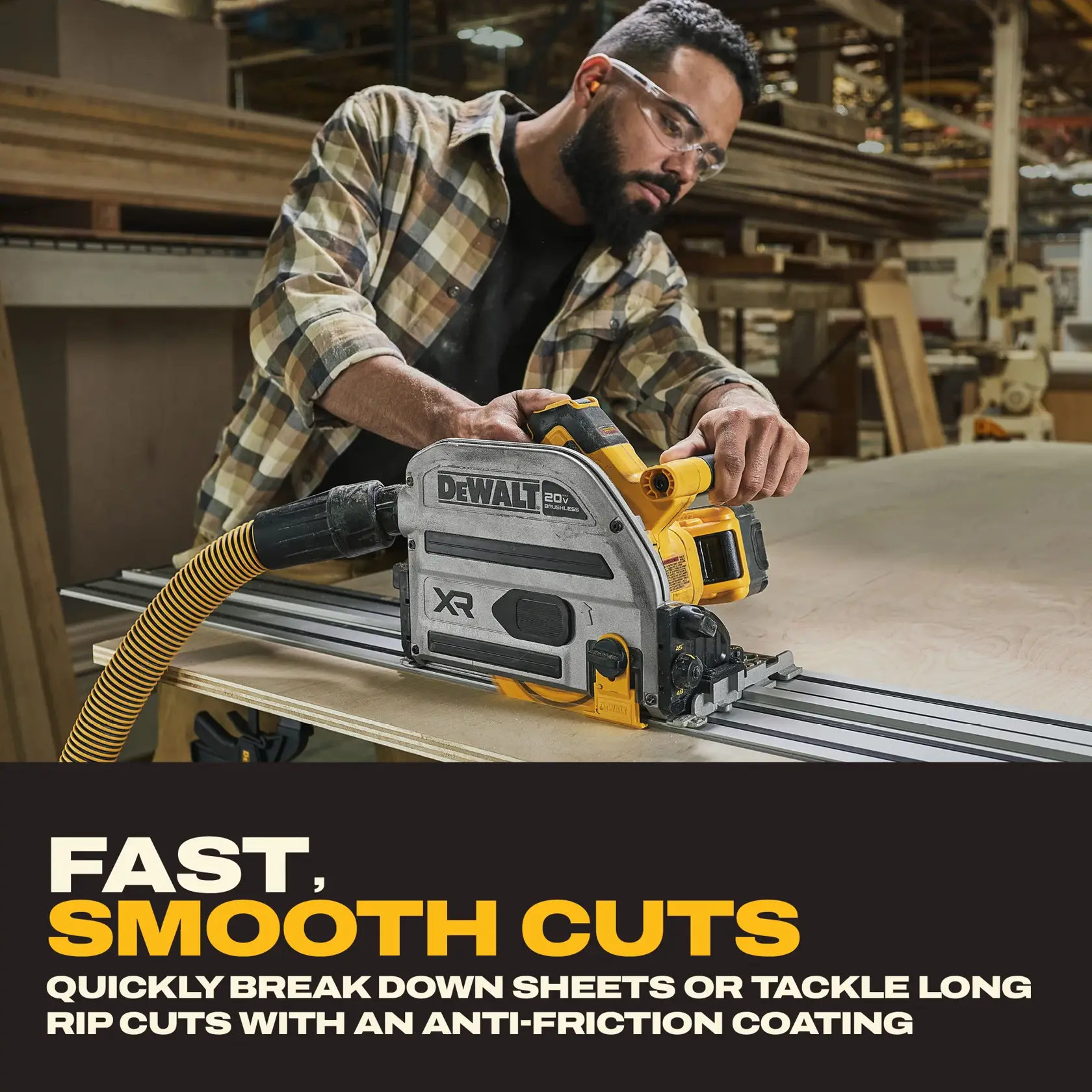 Une personne utilise une scie sur rail sans fil DEWALT 20V XR avec un tuyau d'aspirateur attaché, coupant une plaque de bois dans un atelier. Le texte en dessous met en avant 'Des coupes rapides et fluides' et indique la capacité à découper des plaques ou faire de longues coupes grâce à un revêtement anti-friction.