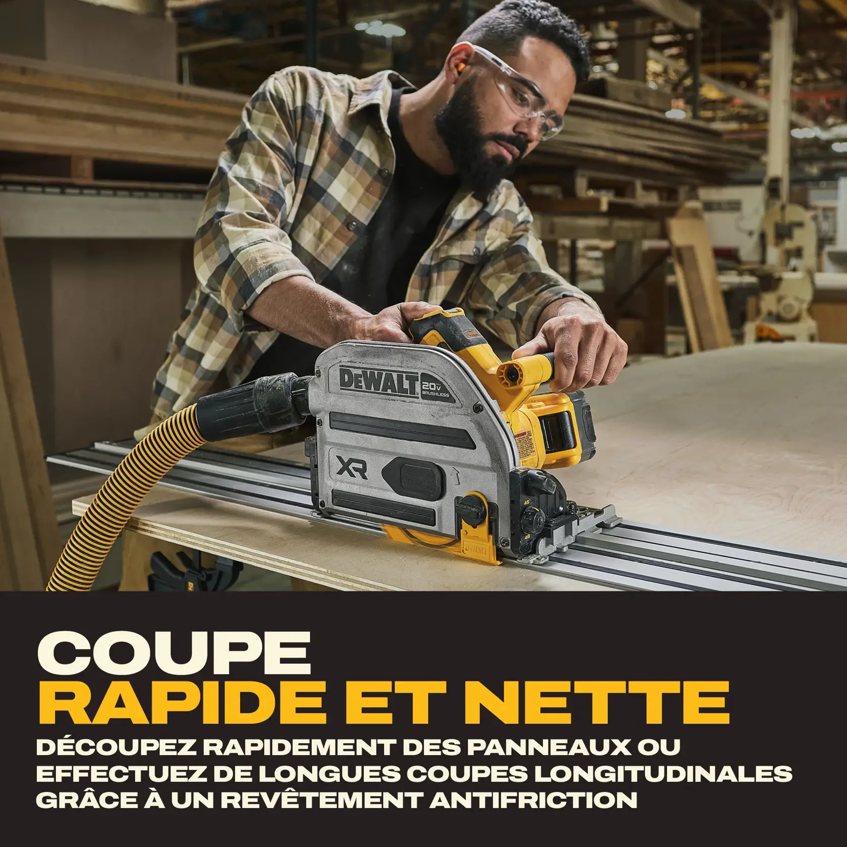 Une personne utilise une scie sur rail sans fil DEWALT 20V XR avec un tuyau d'aspirateur attaché, coupant une plaque de bois dans un atelier. Le texte en dessous met en avant 'Des coupes rapides et fluides' et indique la capacité à découper des plaques ou faire de longues coupes grâce à un revêtement anti-friction.