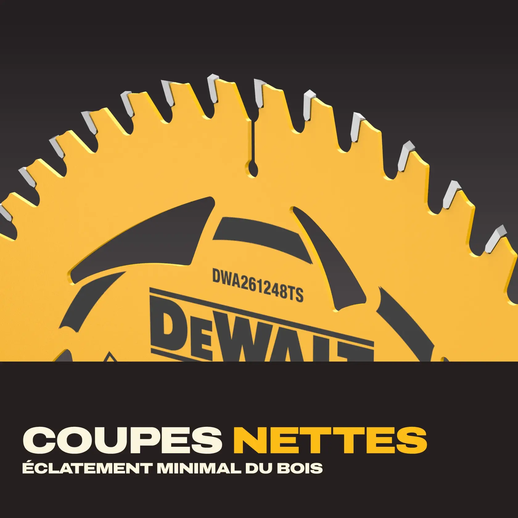 Image en gros plan d'une lame de scie circulaire DEWALT avec des dents tranchantes et le texte 'CLEAN CUTS MINIMAL SPLINTERING IN HARDWOOD' affiché en dessous, mettant en avant la précision de la coupe de la lame pour le bois dur.