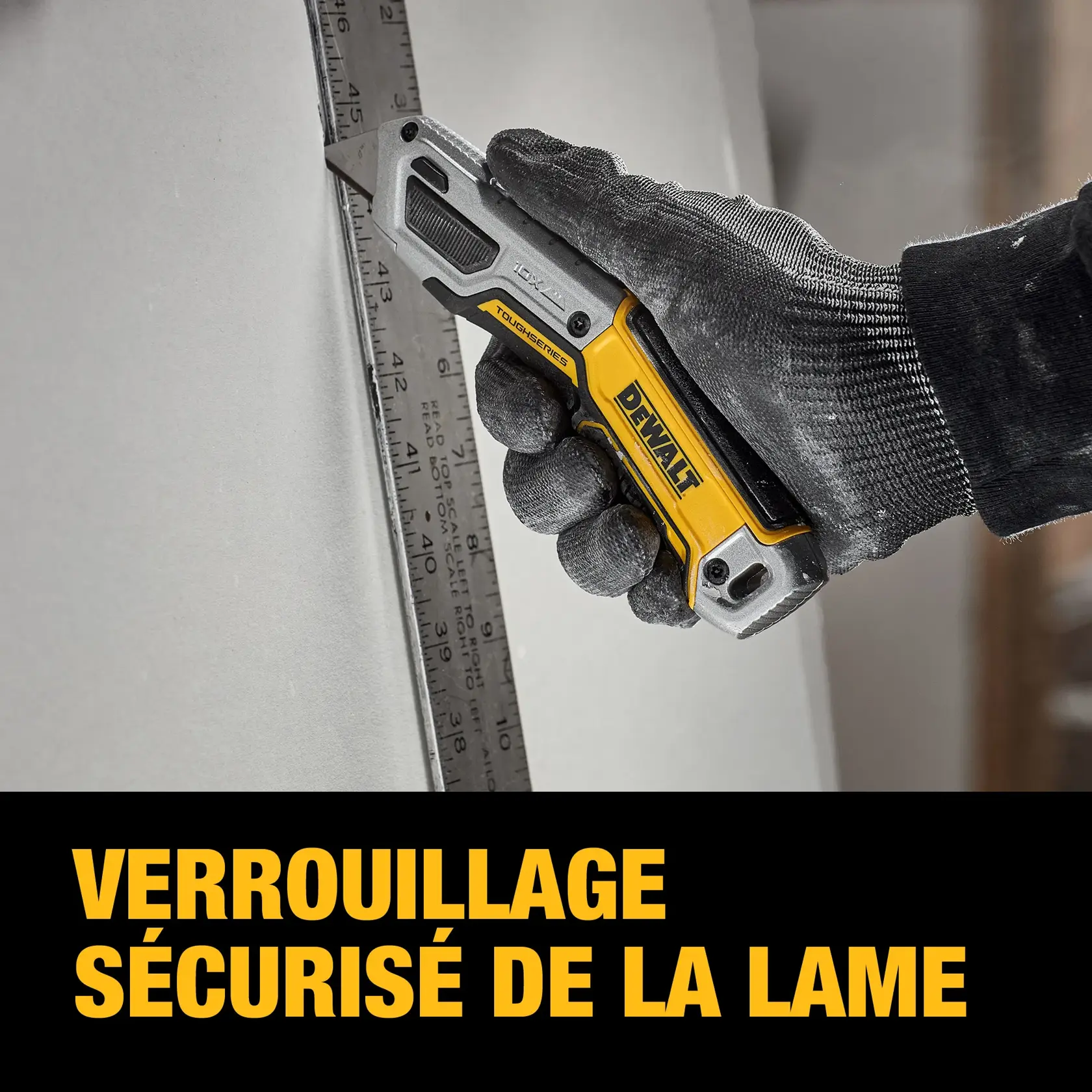 A person wearing a black work glove is using a yellow and gray DEWALT utility knife to cut along a metal ruler placed on a sheet of material. The text on the image reads 'Secure Blade Lock' in French.