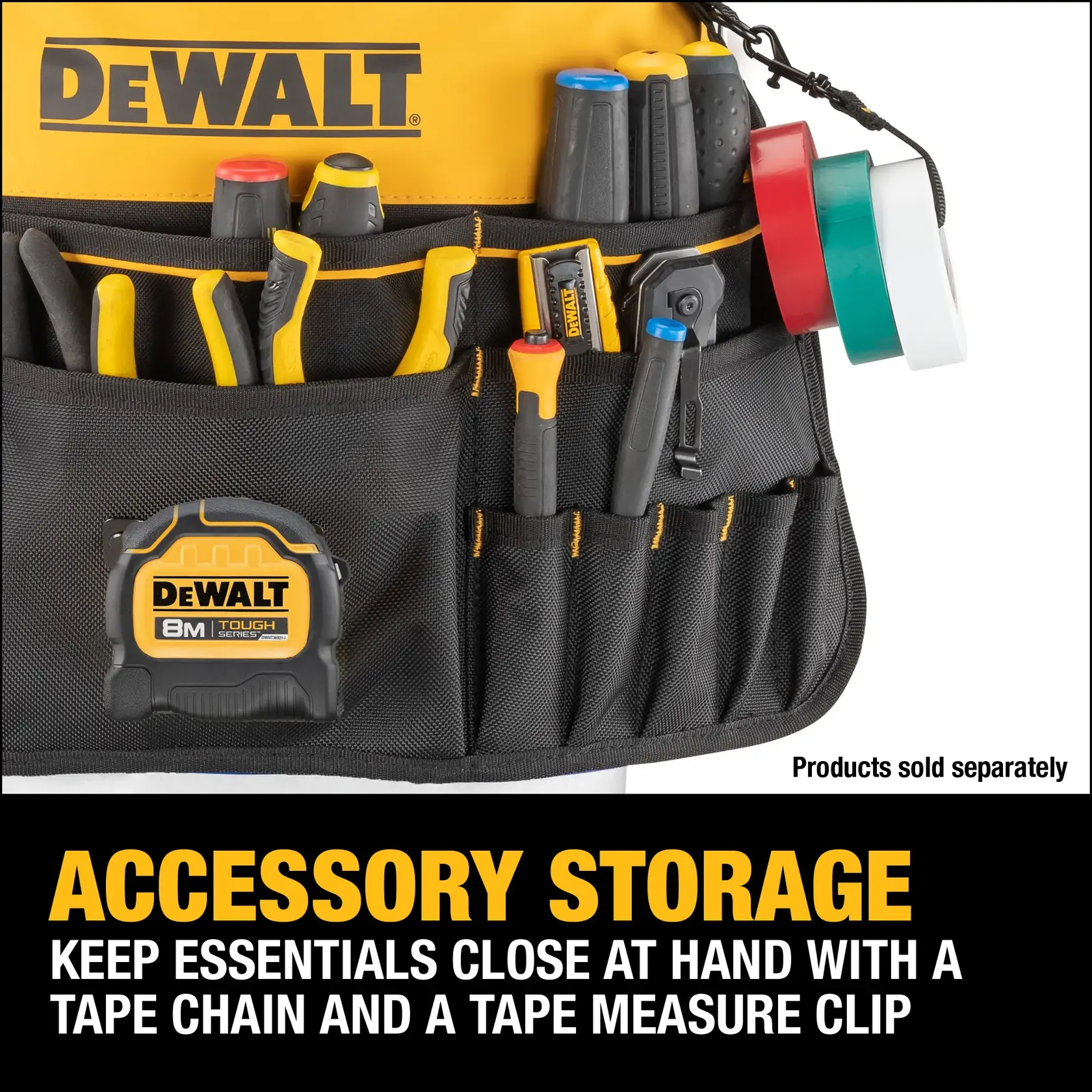 A DEWALT branded tool bag in black and yellow, featuring several labeled compartments and features in French. Labels highlight an accessible opening, high-visibility design, optimized organization, tape chain holder, accessory storage, construction with durable materials, and drill bit compartments.