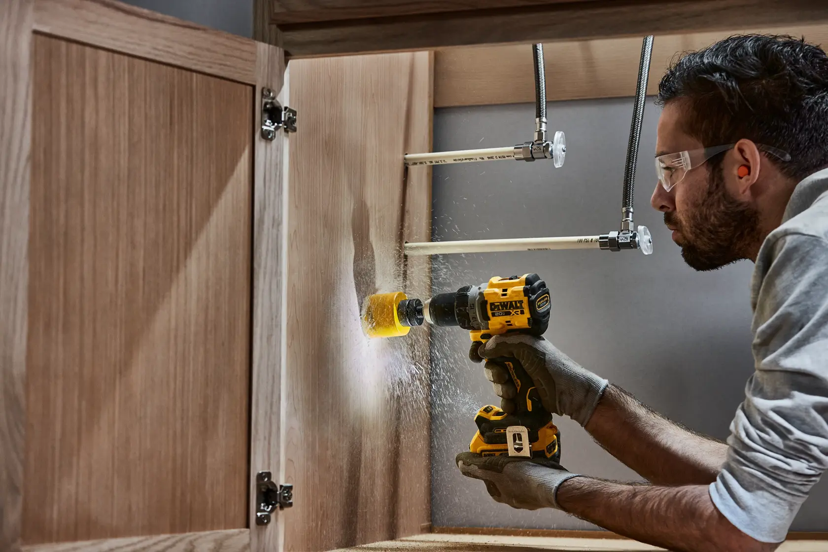 Un kit de perceuse sans fil DEWALT 20V XR, comprenant une perceuse jaune et noire, une batterie lithium-ion, un chargeur et un sac de transport assorti.