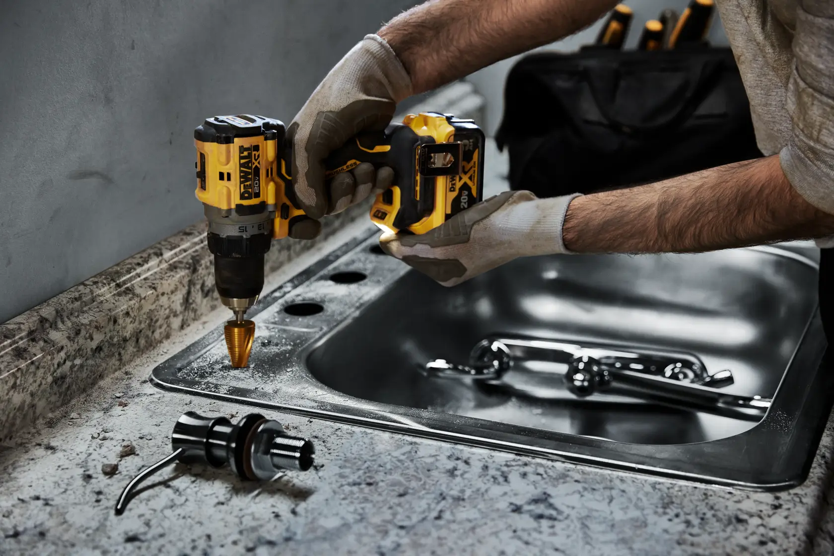 Une perceuse sans fil DEWALT 20V XR avec moteur sans balais et batterie lithium-ion de 5 Ah, présentée en position verticale sur fond blanc.
