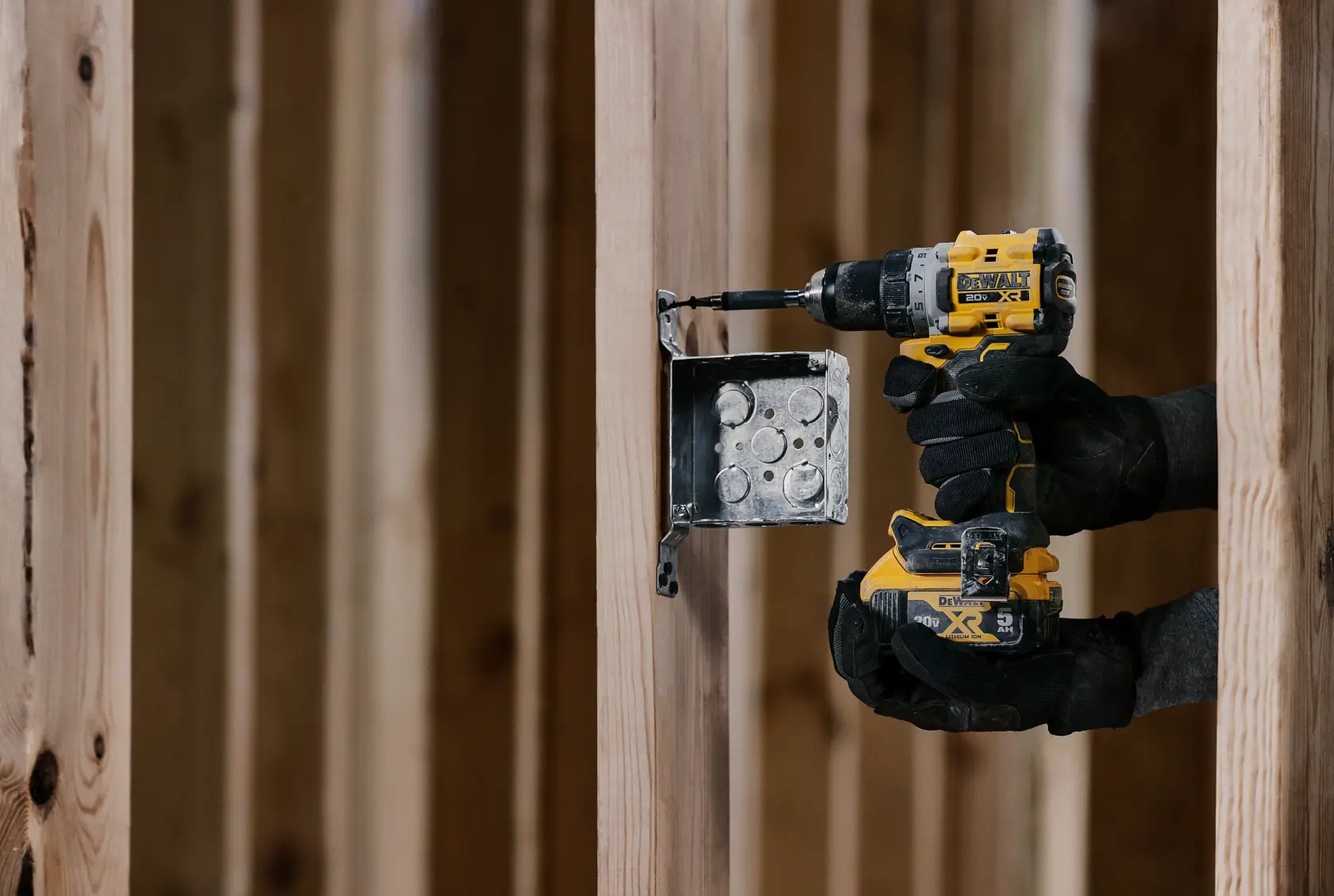 Une perceuse sans fil DEWALT 20V au design noir et jaune, présentée en position verticale avec la batterie fixée.