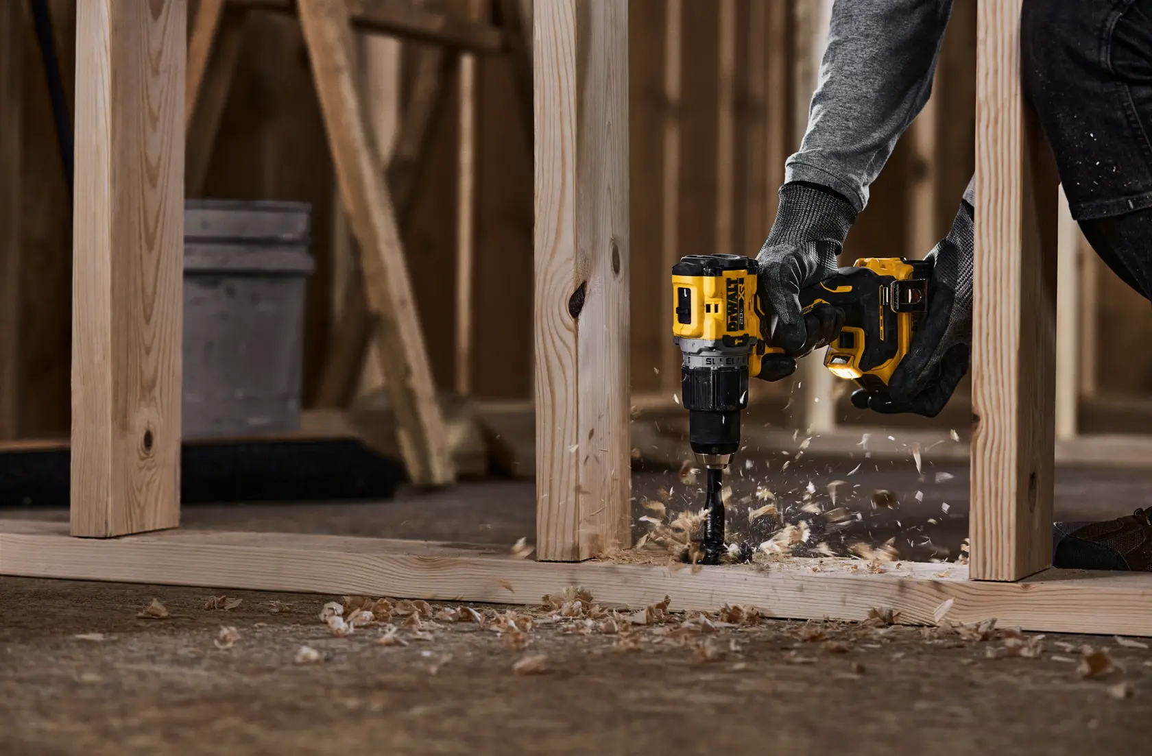 Une perceuse sans fil DEWALT 20V jaune et noire avec un moteur sans balais, présentée sans batterie attachée.