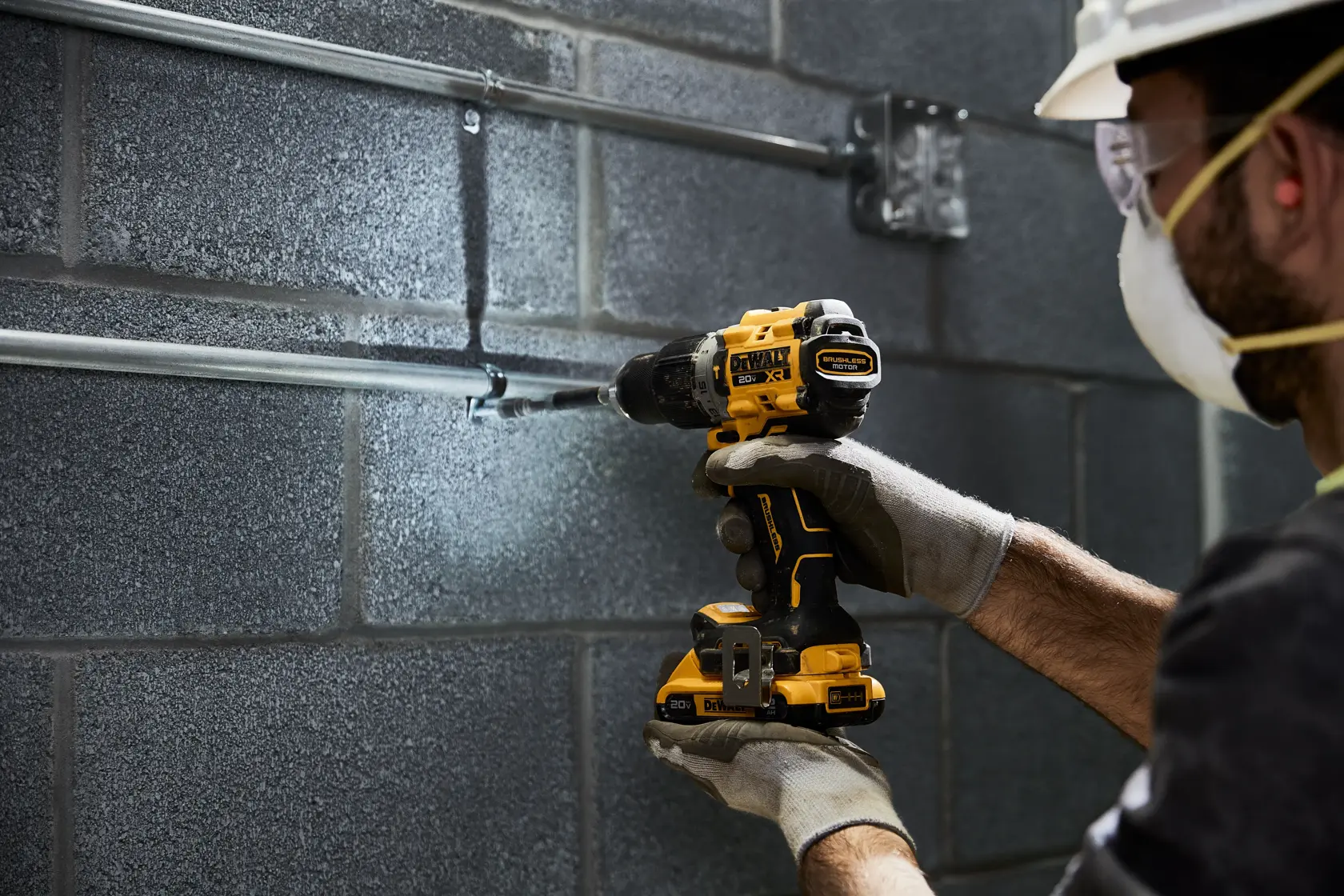 Un kit de perceuse sans fil DEWALT 20V comprenant une perceuse sans fil, deux batteries rechargeables, un chargeur de batterie et un sac de transport noir et jaune avec le logo DEWALT.