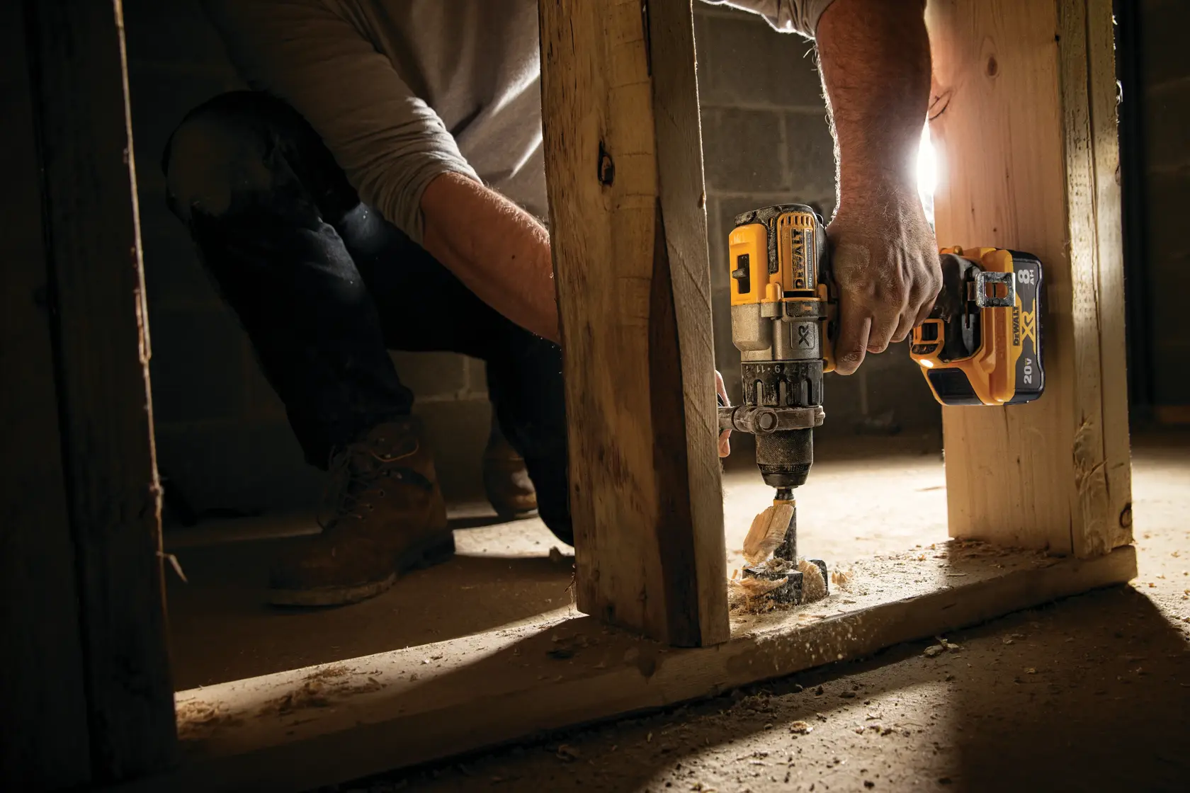 Une perceuse électrique sans fil DEWALT 20V XR brushless avec une poignée latérale est présentée. L'outil est principalement jaune et noir avec des accents argentés et affiche des marques et des étiquettes sur le corps.