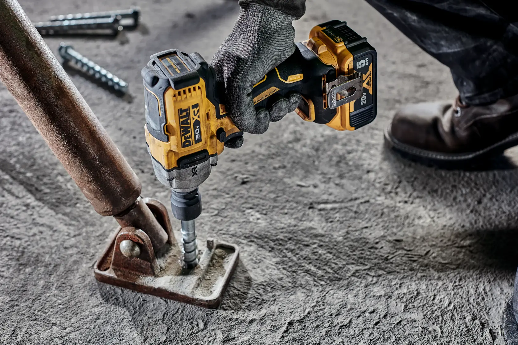 Un travailleur portant des gants de protection utilise une clé à chocs sans fil DEWALT 20V XR DCF891P2 pour desserrer un boulon rouillé sur une machine industrielle. Le texte met en avant un couple de desserrage maximal de 800 ft-lbs et précise que la batterie est vendue séparément.