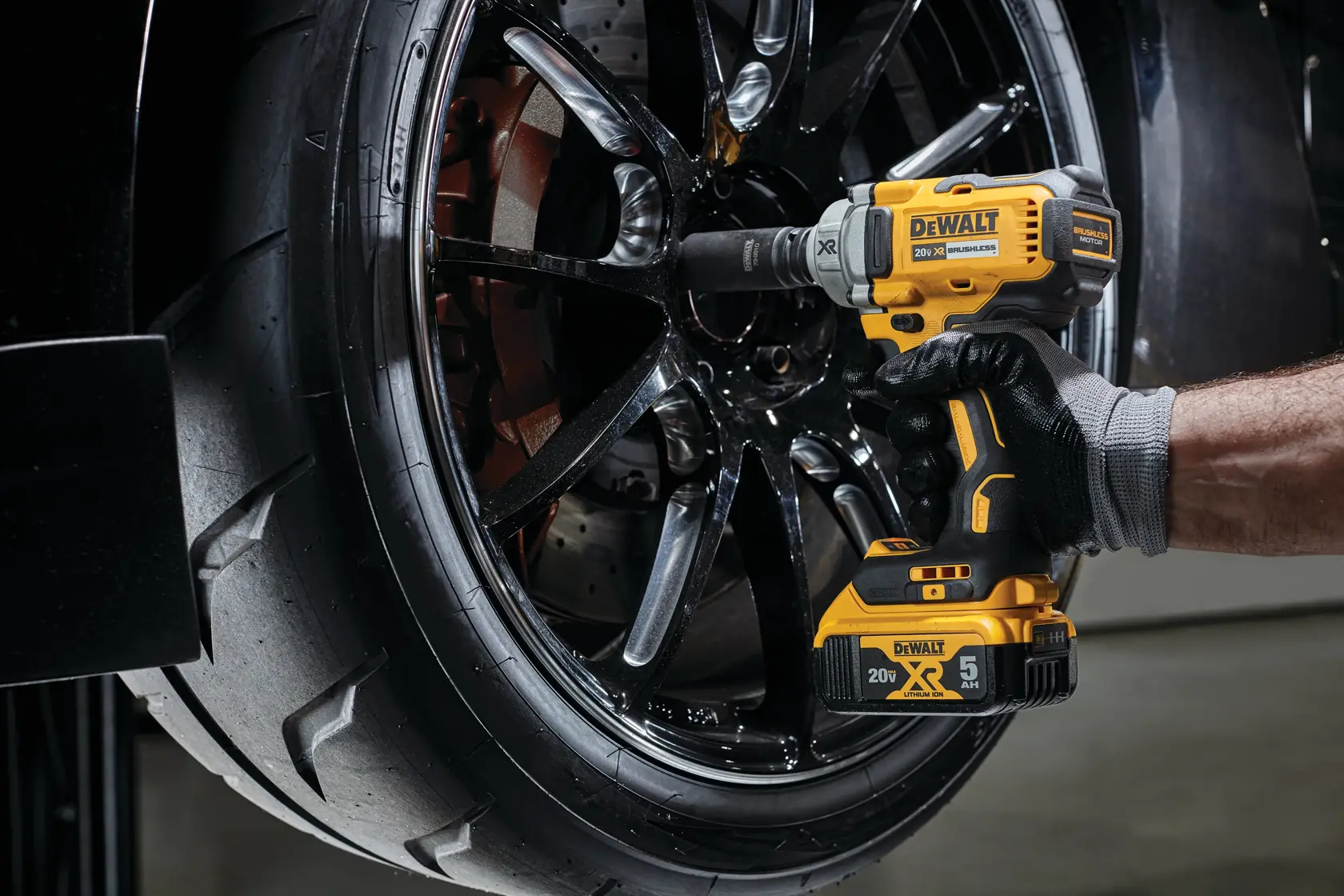 Clé à chocs sans fil DEWALT 20V XR Brushless avec un corps jaune et noir, une poignée ergonomique et un clip de ceinture en métal, conçue pour les tâches de fixation intensives.