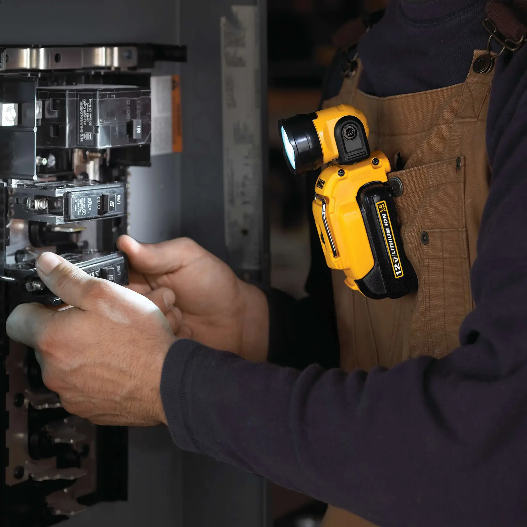 Une lampe de travail LED portable jaune DEWALT avec une tête de lampe noire et un clip métallique, conçue pour une utilisation sans les mains.