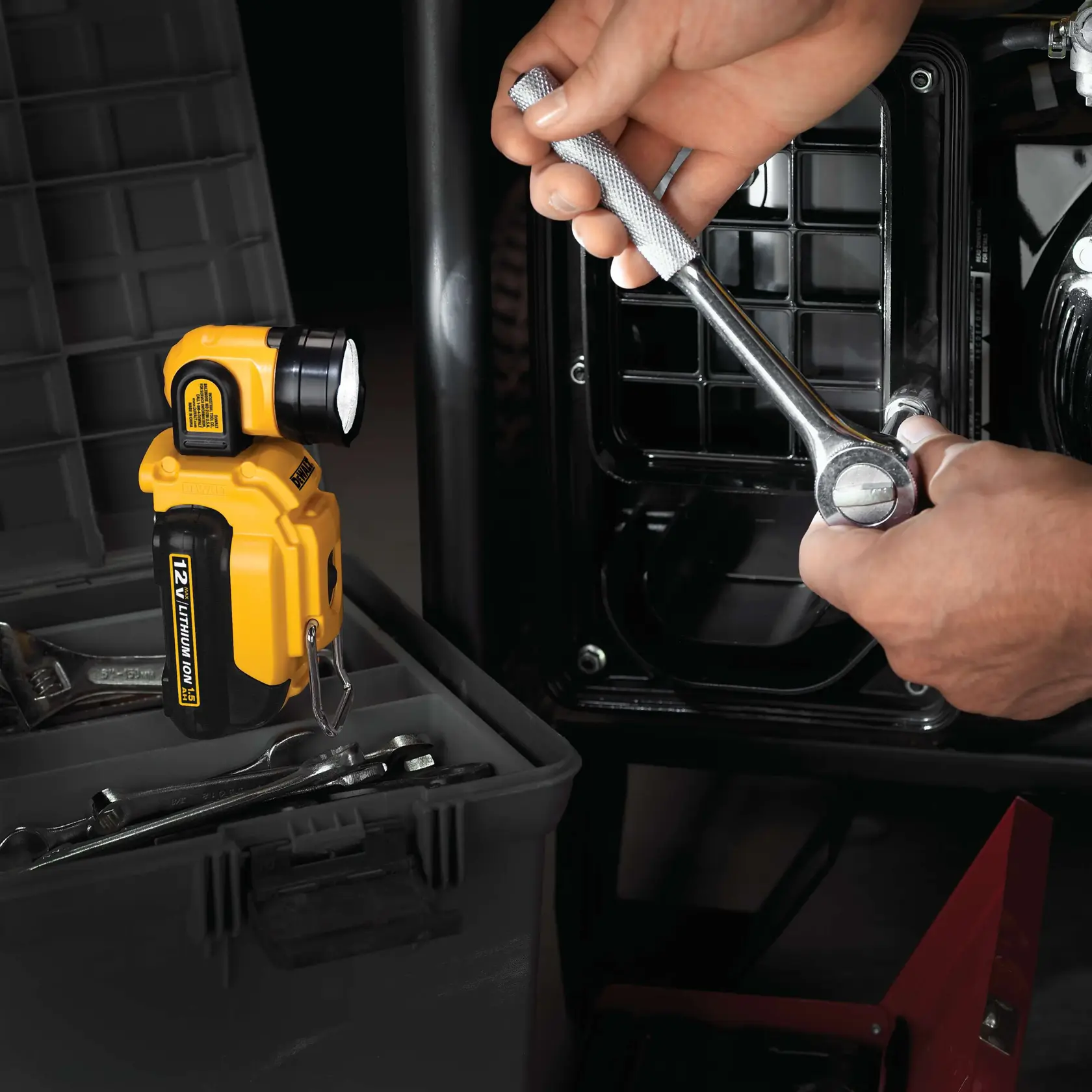 Lampe de travail LED sans fil DEWALT DCL510 12V lithium-ion, de couleur jaune et noire, avec une tête réglable et un crochet métallique pour suspendre.