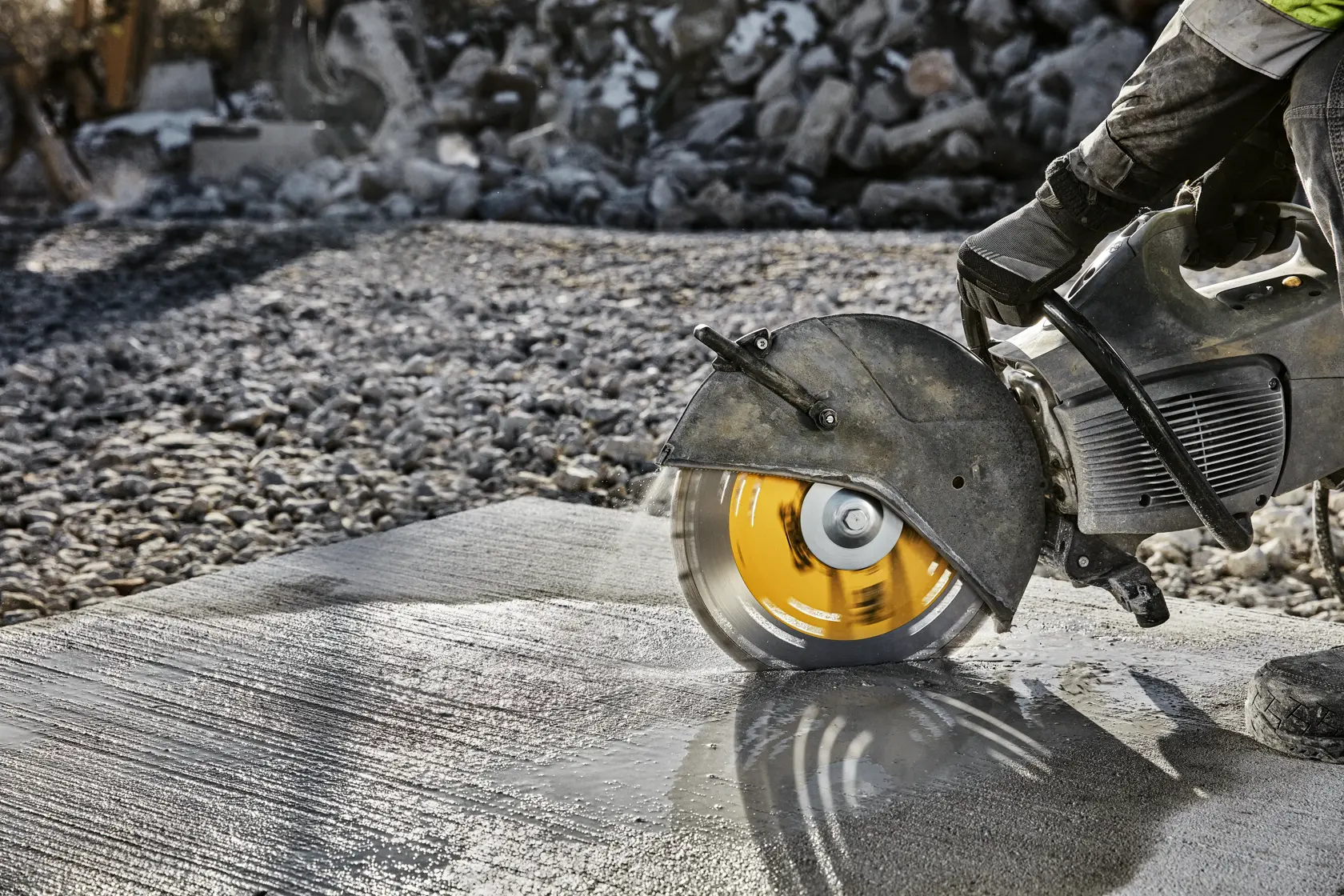 Close-up view of a DEWALT diamond saw blade with integrated cooling vents, designed to minimize distortion during cutting. The blade is shown on a textured concrete surface, with bold text stating 'Minimize Distortion with Integrated Cooling Vents'.