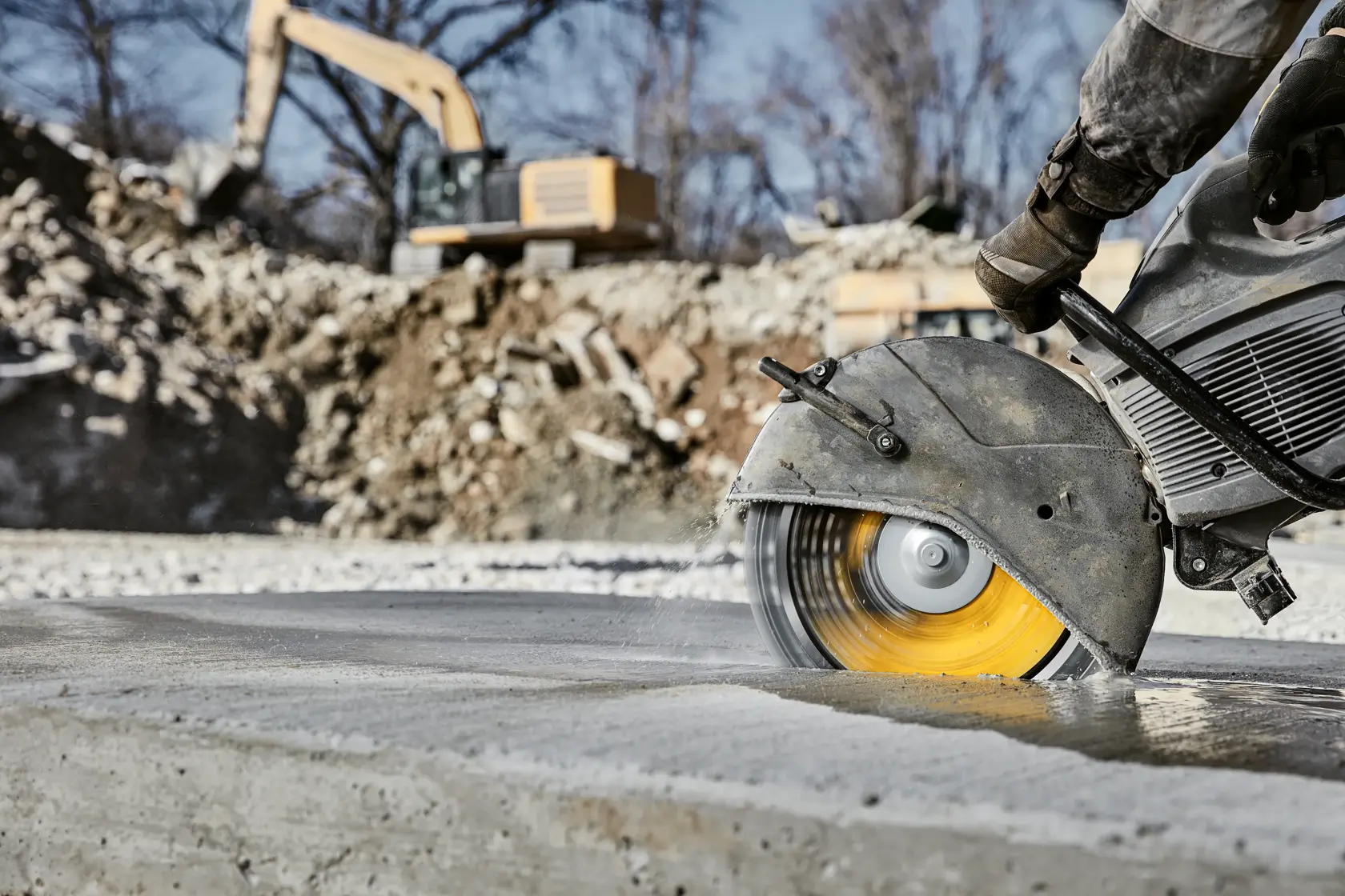 DEWALT 14-inch XP7 saw blade with laser-welded segments, diamond concentration, vents, and patented swordfish design.